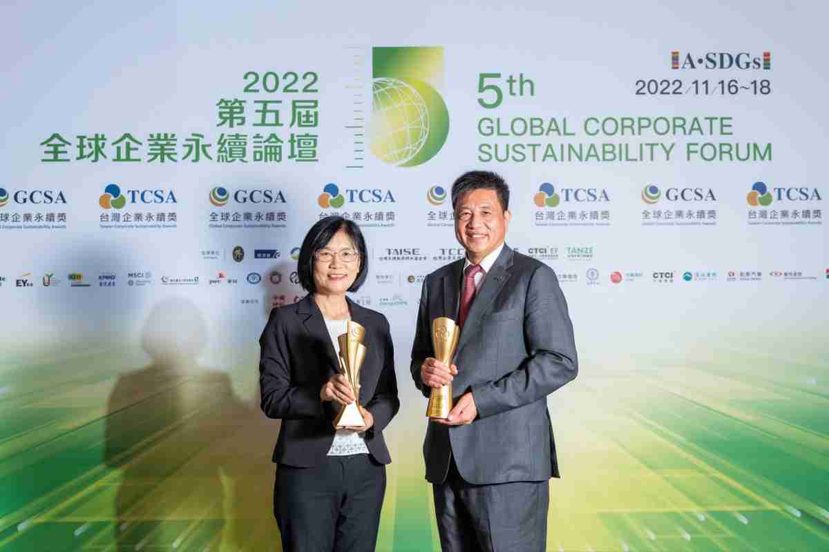 赏金国际作为净零碳排先锋，，，，期引领价值链伙伴同行共好，，卫冕制造业组“十大典范企业” 二连冠殊荣(左：赏金国际光电永续长古秀华，，右：赏金国际光电董事长暨执行长彭双浪)