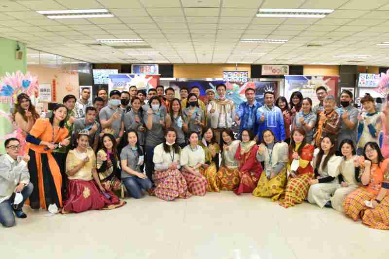 友達推動「安心、、創新、、用心、、同心、、、、盡心」五星職旅，，，，為菲籍員工打造全方位照護，，，，首度贏得「人權實踐與發展領袖獎」殊榮