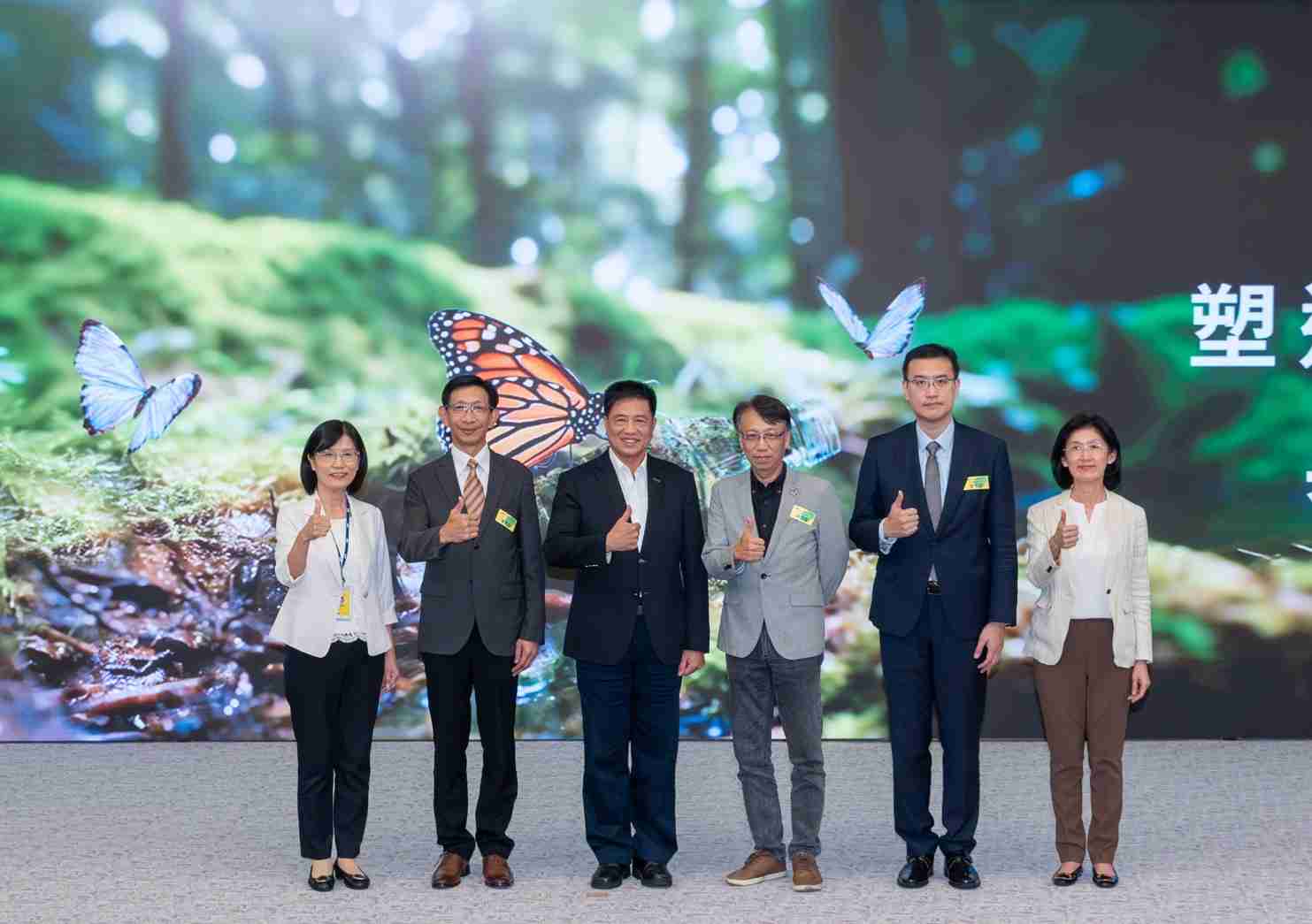 友達2023 CSR共榮大會，，，邀請領域專家分享交流生物多樣性管理趨勢、、無塑產品、、海廢永續塑料等議題  （圖左到右：友達光電永續長古秀華、、、3M台灣技術長陳君杰、、、友達光電董事長暨集團策略長彭双浪、、、光寶科技企業永續發展處處長陳慶暉、、安永聯合會計師事務所執業會計師曾于哲、、、、友達光電供應鏈總部副總經理吳宜芳）