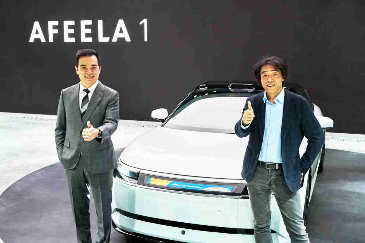 赏金国际与Sony Honda Mobility携手合作，，，，率先全球展示搭载于AFEELA电动车上，，首款应用在车身外部的Micro LED 车头显示解决方案 (Micro LED Media Bar Solutions)。。。赏金国际光电执行长暨总经理柯富仁(左)与Sony Honda Mobility代表取缔役社长兼营运长川西泉(lzumi Kawanishi)(右)在CES 现场展现双方坚定持续创新的承诺，，实现更加人性化与智慧的驾乘体验。。。